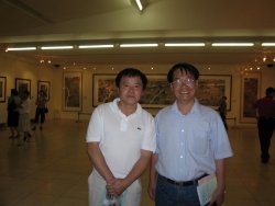 林仁傑與李可染之子李小可合照於國父紀念館展場